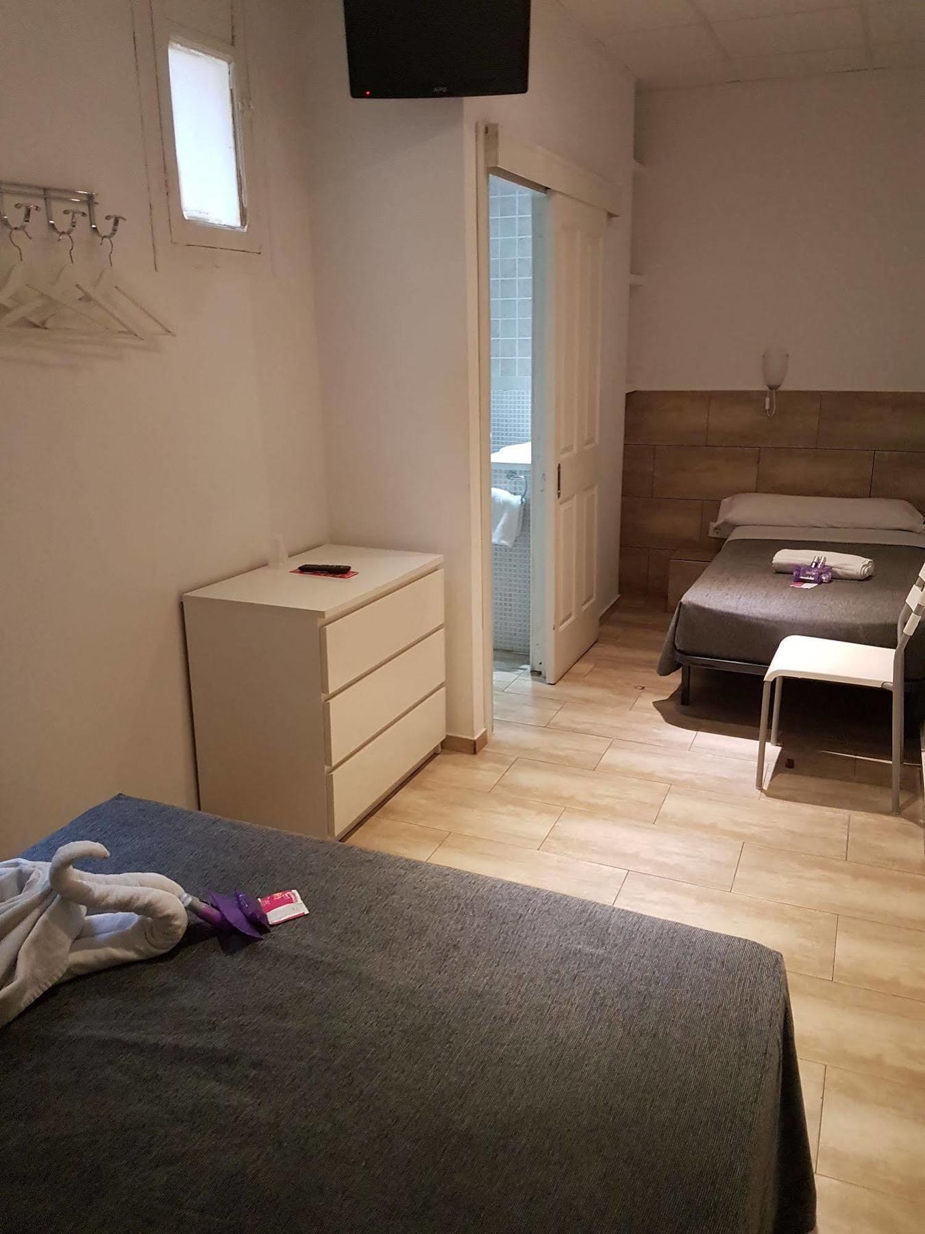 ברצלונה Hostal Martinval מראה חיצוני תמונה